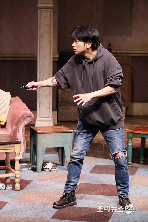 배우 최석진이 19일 오후 서울 종로구 동숭동 대학로티오엠에서 진행된 연극 '오펀스' 프레스콜에 참석해 열연을 펼치고 있다. [사진=문수지 기자]