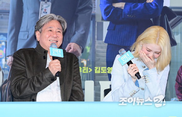 배우 최민식과 한소희가 4일 오후 서울 CGV 용산아이파크몰에서 열린 영화 '인턴'(감독 김도영) 언론시사회에 참석하고 있다. [사진=정소희 기자]
