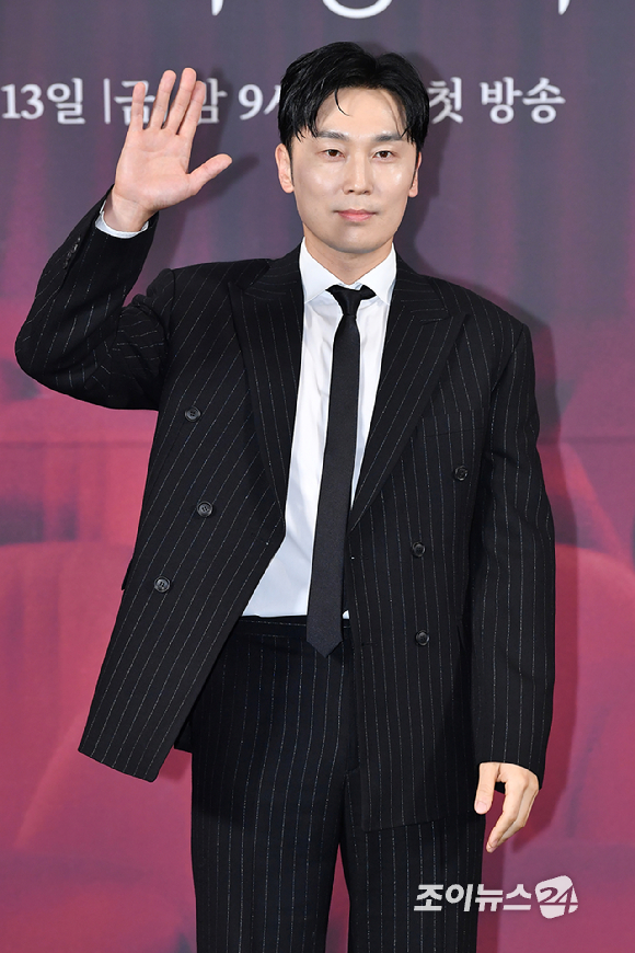 배우 서현우가 10일 오후 서울 용산구 CGV 용산아이파크몰점에서 진행된 SBS 새 금토드라마 '우리영화' 제작발표회에 참석해 포즈를 취하고 있다. [사진=문수지 기자]