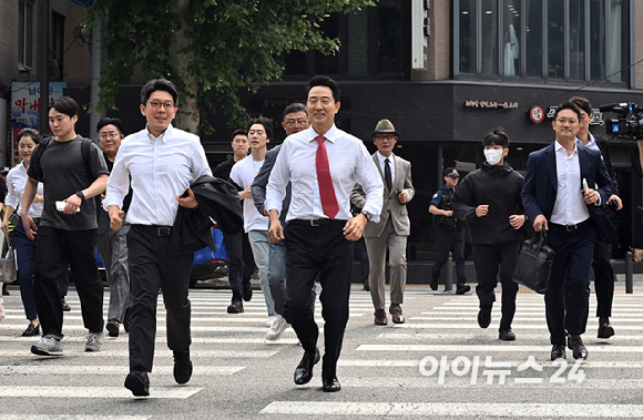 국민의힘 오세훈 서울시장 후보가 제9회 전국동시지방선거일 다음날인 4일 서울 종로구 대왕빌딩에 마련된 선거사무소에서 입장을 밝힌 뒤 서울시청으로 향하고 있다. [사진=곽영래 기자]