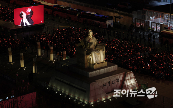 방탄소년단(BTS)이 21일 오후 서울 광화문 광장에서 정규 5집 '아리랑(ARIRANG)' 앨범 발매를 기념해 컴백 무대를 선보이고 있다.[사진=사진공동취재단]