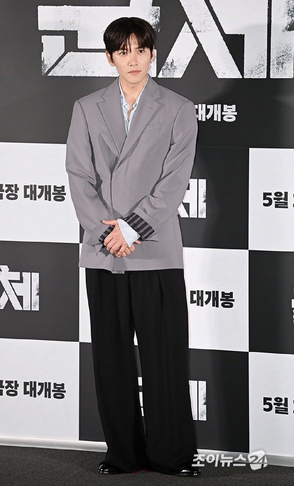 배우 지창욱이 20일 오후 서울 용산구 CGV 용산아이파크몰에서 영화 '군체' 언론 시사회에서 포토타임을 갖고 있다. [사진=곽영래 기자]