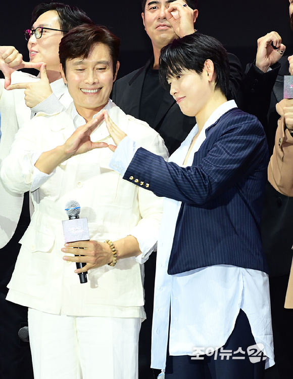 배우 이병헌과 임시완이 28일 오후 서울시청 앞 서울광장에서 열린 넷플릭스·서울특별시 공동주최 2025 K콘텐츠 서울여행주간 '오징어 게임​' 시즌3 피날레 이벤트에 참석하고 있다. [사진=정소희 기자]