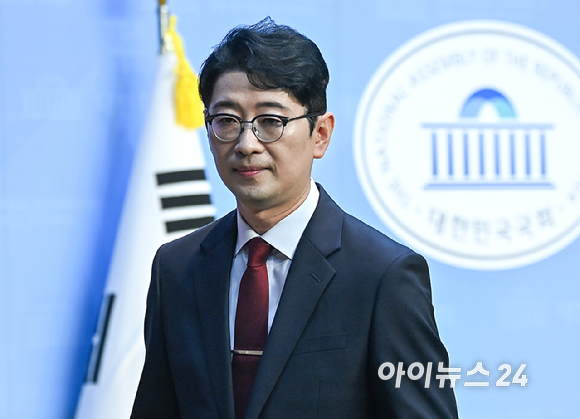 주진우 국민의힘 의원이 24일 오전 서울 여의도 국회 소통관에서 당대표 출마선언 기자회견을 마친 뒤 회견장을 나서고 있다. [사진=곽영래 기자]