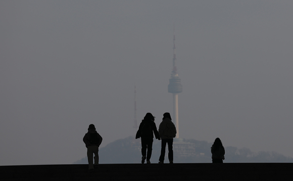 초미세먼지로 인해 서울 용산구 국립중앙박물관에서 바라본 남산타워가 흐리게 보이고 있다. [사진=연합뉴스]