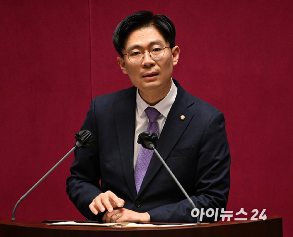 조정훈 시대전환 의원이 24일 오후 서울 여의도 국회에서 열린 본회의에서 용산 이태원 참사 국정조사 계획서에 대한 반대 토론을 하고 있다. [사진=아이뉴스24 DB]