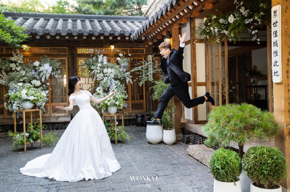 개그맨 이재형과 예비신부의 유쾌발랄한 웨딩화보가 공개됐다. [사진=에스드림이엔티]