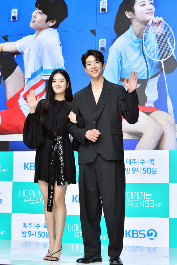 배우 박주현, 채종협이 20일 온라인으로 진행된 KBS 2TV 새 수목드라마 '너에게 가는 속도 493km' 제작발표회에 참석해 포즈를 취하고 있다. [사진=KBS]