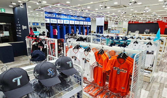 KBO 굿즈 공식 판매점인 오피스디포가 신사논현점을 'KBO STORE' 1호점으로 새단장했다. [사진=한국야구위원회(KBO)]