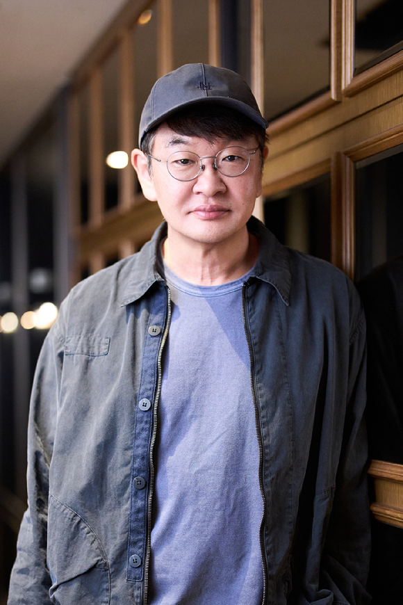 허진호 감독이 영화 '암살자(들)' 인터뷰에 앞서 포즈를 취하고 있다. [사진=(주)하이브미디어코프]