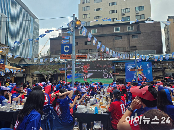 12일 오비맥주가 주최하는 '카스 뷰잉펍'에 모인 관람객들이 대한민국 국가대표를 응원하고 있다. [사진=전다윗 기자]