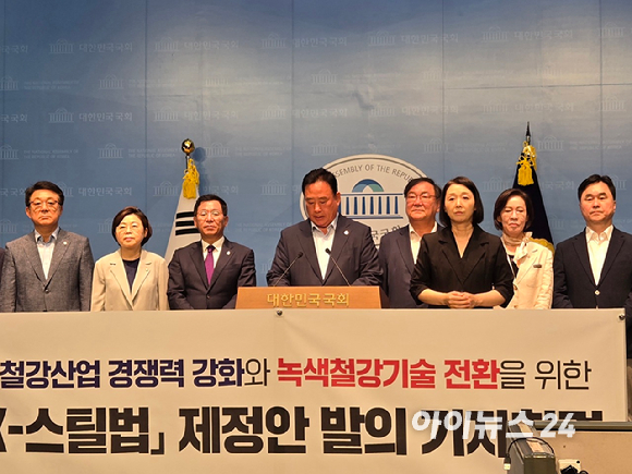 지난 2024년 8월 7일 폭염 속에 전남 광양시 광양제철소 근로자가 고온의 쇳물이 담겨 있는 용광로를 점검하고 있다. [사진=연합뉴스]
