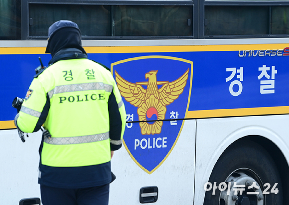 경기 수원에서 일가족 4명이 사망한 사건과 관련해, 숨진 40대 가장이 지인에게 빌려준 수억원대 빚을 돌려받지 못했던 것으로 파악됐다. 사진은 경찰. [사진=정소희 기자]