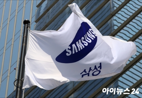 서울 본사에 걸린 삼성 깃발이 펄럭이고 있다.