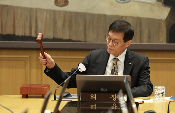 이창용 한국은행 총재가 23일 오전 서울 중구 한국은행에서 열린 금융통화위원회에서 의사봉을 두드리고 있다. [사진=한국은행 공동취재단]