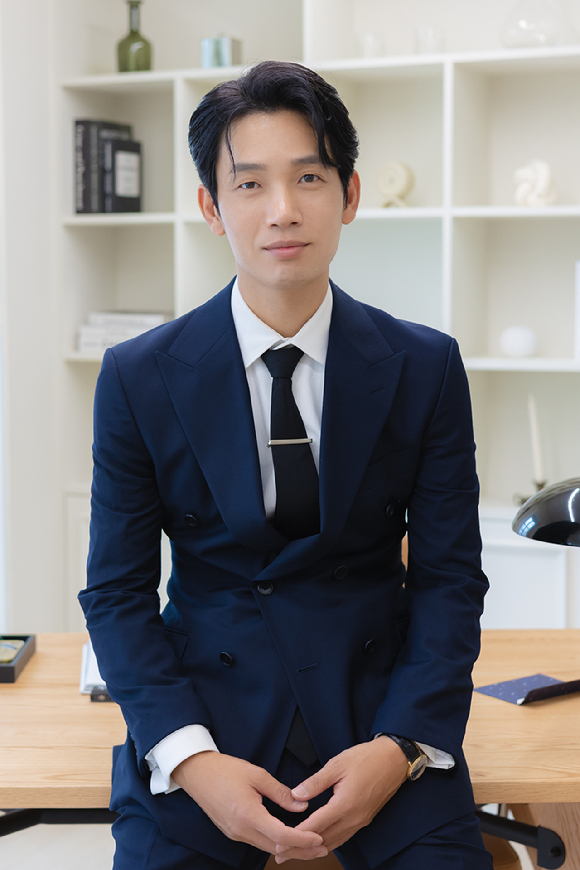 배우 김도윤이 영화 '콘크리트 유토피아'(감독 엄태화) 인터뷰에 앞서 포즈를 취하고 있다. [사진=저스트엔터테인먼트]