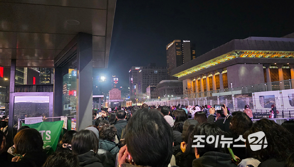 21일 오후 서울 종로구 광화문광장에서 열린 'BTS 컴백 라이브: 아리랑'이 끝난 후 관람객들이 귀가하고 있다. [사진=정지원 기자]