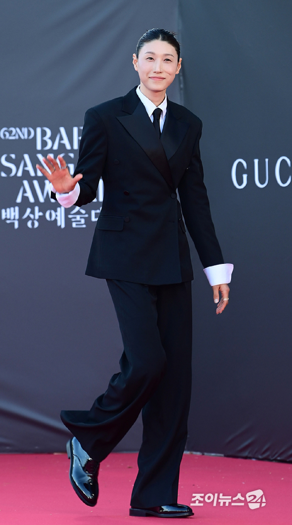 전 배구선수 김연경이 8일 오후 서울 강남구 삼성동 코엑스 동문 앞 야외광장에서 열린 '제62회 백상예술대상 with 구찌' 시상식에 앞서 레드카펫 행사에 참석하고 있다. [사진=정소희 기자]