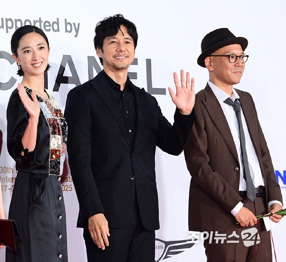 영화 '디어 스트레인저' 배우 계륜미-니시지마 히테토시가 17일 오후 부산광역시 해운대구 영화의 전당에서 열린 제30회 부산국제영화제 개막식 레드카펫 행사에 참석하고 있다. [사진=정소희 기자]