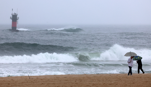 13일 오후 강원 강릉시 경포해수욕장에서 관광객들이 비가 오는 가운데 해변을 걷고 있다. 2025.10.13 [사진=연합뉴스]