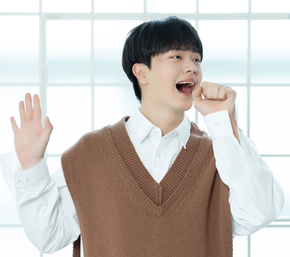 그룹 비투비 육성재가 21일 온라인으로 진행된 비투비 정규 3집 'Be Together' 발매 기념 기자간담회에 참석해 포즈를 취하고 있다. [사진=큐브엔터테인먼트]