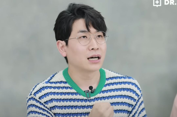 방송인 이경규가 지난 24일 서울 강남경찰서에서 약물 운전 혐의 관련 조사를 마친 뒤 취재진 앞에 서있다. [사진=연합뉴스]