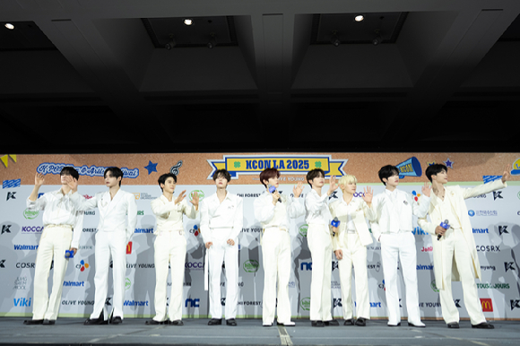 그룹 제로베이스원이 지난 1일(현지시간)부터 3일까지 미국 로스앤젤레스 크립토닷컴 아레나에서 열린 K-팝 팬&아티스트 페스티벌 '케이콘 엘에이 2025(KCON LA 2025)' 레드카펫 행사에 참석해 포즈를 취하고 있다. [사진=CJ ENM]