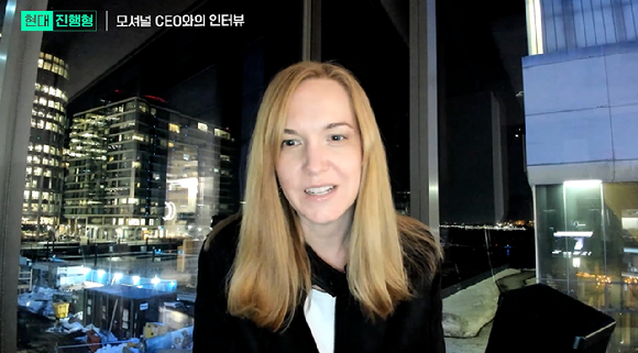 로라 메이저 모셔널 CEO가 현대차그룹 공식 팟캐스트 채널 '현대진행형'에 출연해 인터뷰하는 모습. [사진=현대자동차그룹]