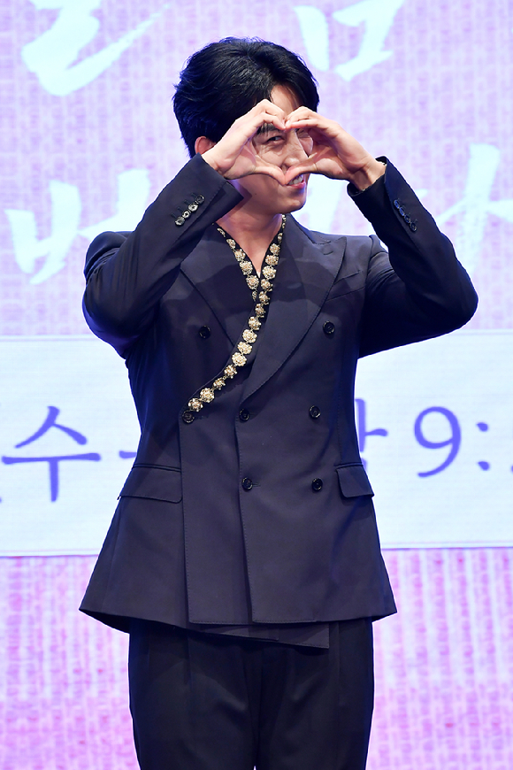 그룹 2PM 옥택연이 11일 오후 서울 구로구 신도림동 더세인트에서 진행된 KBS2 새 수목드라마 '남주의 첫날밤을 가져버렸다' 제작발표회에 참석해 포즈를 취하고 있다. [사진=문수지 기자]