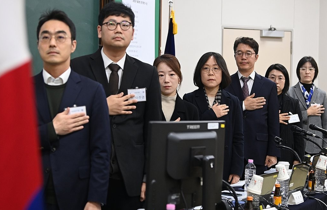 8일 경기도 고양시 일산 사법연수원에서 열린 전국법관대표회의에 각급 법원에서 선출된 대표 판사들이 국기에 경례하고 있다. 2025.12.8 [공동취재] [사진=연합뉴스]