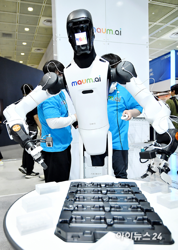 22일 서울 강남구 코엑스에서 열린 2026 월드IT쇼에서 마음AI 부스에서 시연을 하고 있다. [사진=곽영래 기자]