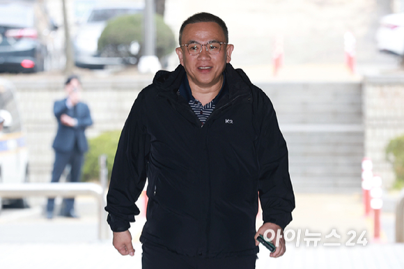 정치 브로커 명태균 씨가 3일 오전 서울 서초구 서울중앙지방법원에서 열린 오세훈 서울시장의 정치자금법 위반 혐의 사건 1심 속행 공판에 증인으로 출석하고 있다. [사진=사진공동취재단]