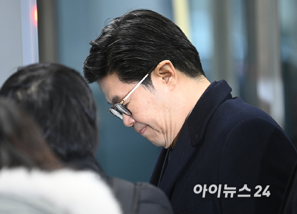 '홈플러스 단기채권 사태'의 정점으로 지목된 김병주 MBK파트너스 회장이 구속 전 피의자 심문(영장실질심사)을 위해 13일 서울 서초구 서울중앙지방법원에 들어서고 있다. [사진=곽영래 기자]