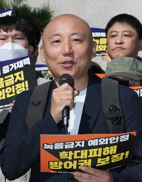 6일 서울 서초동 대법원 앞에서 열린 '제3자 녹음금지 예외적용을 통한 학대피해 장애인 권리보장 대책위원회' 주최 제3자 녹음금지 예외 촉구 2차 기자회견에서 웹툰 작가 주호민 씨가 발언하고 있다. [사진=연합뉴스]