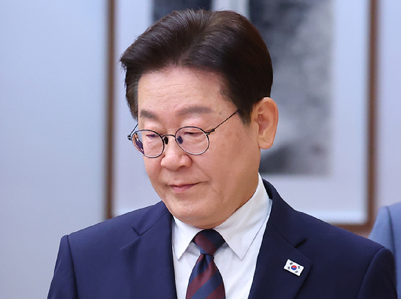 이재명 대통령이 9일 청와대에서 열린 중동상황 관련 비상경제점검회의에 입장하고 있다. 2026.3.9 [사진=연합뉴스]