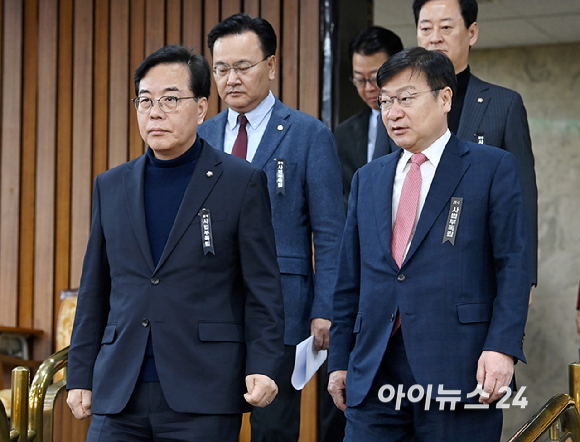 송언석 국민의힘 원내대표가 3일 서울 여의도 국회에서 열린 원내대책회의에 참석하고 있다. [사진=곽영래 기자]