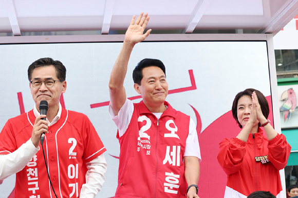 오세훈 국민의힘 서울시장 후보가 23일 서울 양천구 신정네거리 유세에서 지지자들을 향해 손을 흔들고 있다. [사진=오세훈 국민의힘 서울시장 후보 선거사무소]