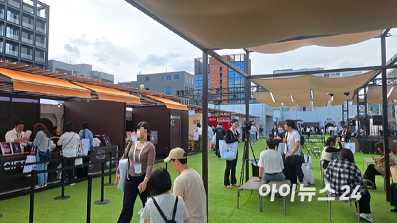 15일 SSG닷컴 '美지엄' 팝업스토어가 방문객들로 북적이고 있다. 해당 공간에서는 국내 대표 식품 기업과 유명 맛집의 상품 홍보 부스가 운영된다. [사진=진광찬 기자]