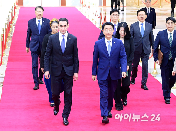 조정식 국회의장이 15일 국회를 찾은 베르디무하메도프 투르크메니스탄 대통령을 만나 접견실로 안내하고 있다. [사진=정소희 기자]