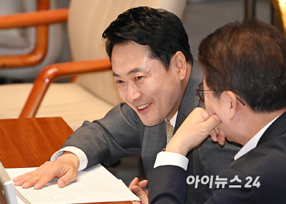 장동혁 국민의힘 당대표가 30일 서울 여의도 국회에서 열린 본회의에서 의원과 대화를 하고 있다. [사진=곽영래 기자]