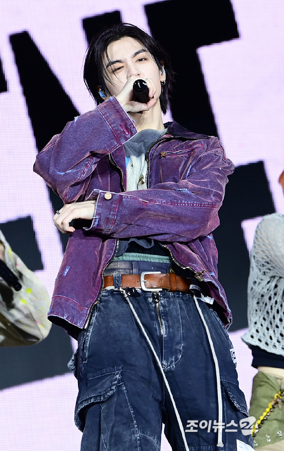 그룹 보이넥스트도어 이한이 20일 오후 서울 강서구 KBS아레나에서 열린 보이넥스트도어(BOYNEXTDOOR) 새 앨범 '디 액션'(The Action) 쇼케이스에 참석해 타이틀곡 '헐리우드 액션' 무대를 선보이고 있다. [사진=정소희 기자]