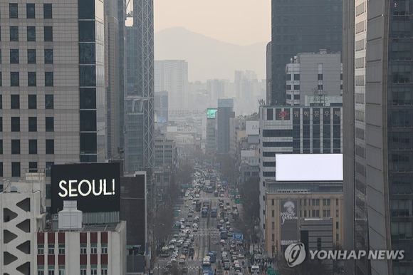 서울 시내가 먼지에 뒤덮여있는 모습. [사진=연합뉴스]
