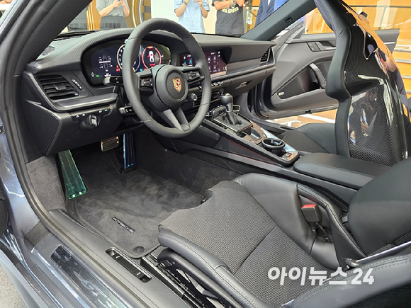 마티아스 부세 포르쉐코리아 대표가 27일 서울 강남구 포르쉐 스튜디오 청담에서 발표하고 있다. [사진=김종성 기자]