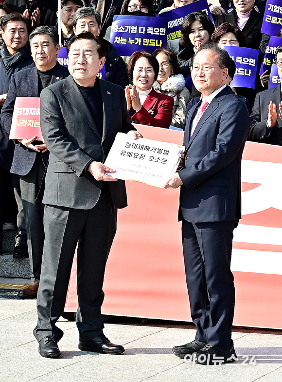 김기문 중소기업중앙회장이 31일 서울 여의도 국회에서 중대재해처벌법 유예 불발 규탄 대회에서 윤재옥 국민의힘 원내대표에게 중대재해처벌법 유예요청 호소문을 전달하고 있다. [사진=곽영래 기자]