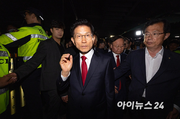 제21대 대통령 선거에서 이재명 더불어민주당 대선 후보의 당선이 확실시된 4일 새벽 김문수 국민의힘 대선후보가 서울 여의도 국민의힘 중앙당사에서 열린 기자회견을 마치고 이동하고 있다. [사진=정소희 기자]