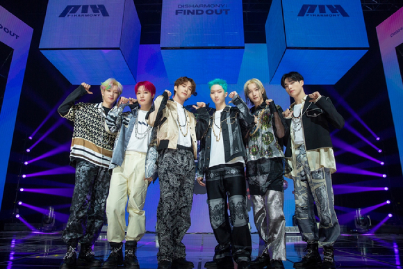 그룹 피원하모니(기호 테오 지웅 인탁 소울 종섭)가 3일 세번째 미니앨범 'DISHARMONY : FIND OUT'(디스하모니 : 파인드 아웃) 발매 기념 온라인 쇼케이스에서 포즈를 취하고 있다. [사진=FNC엔터테인먼트]