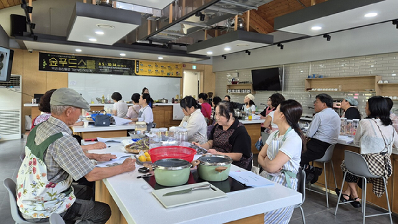 산촌활력특화사업 숲푸드스쿨 교육 현장 모습 [사진=산림청]