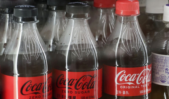 서울의 한 편의점에 진열된 코카콜라 음료. [사진=연합뉴스]