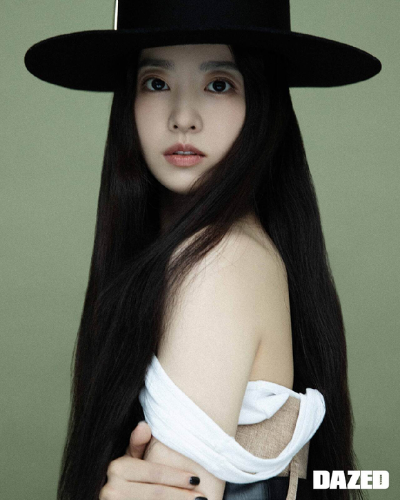 배우 박보영이 화보 촬영에서 포즈를 취하고 있다. [사진=데이즈드]