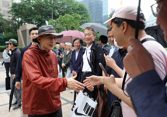 이명박 전 대통령이 청계천 복원 20주년을 맞아 2일 서울 종로구 청계천을 산책하며 시민들과 인사하고 있다. [사진=연합뉴스]